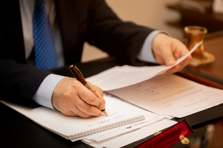 Abogados de Osuna y Abogados trabajando en un caso